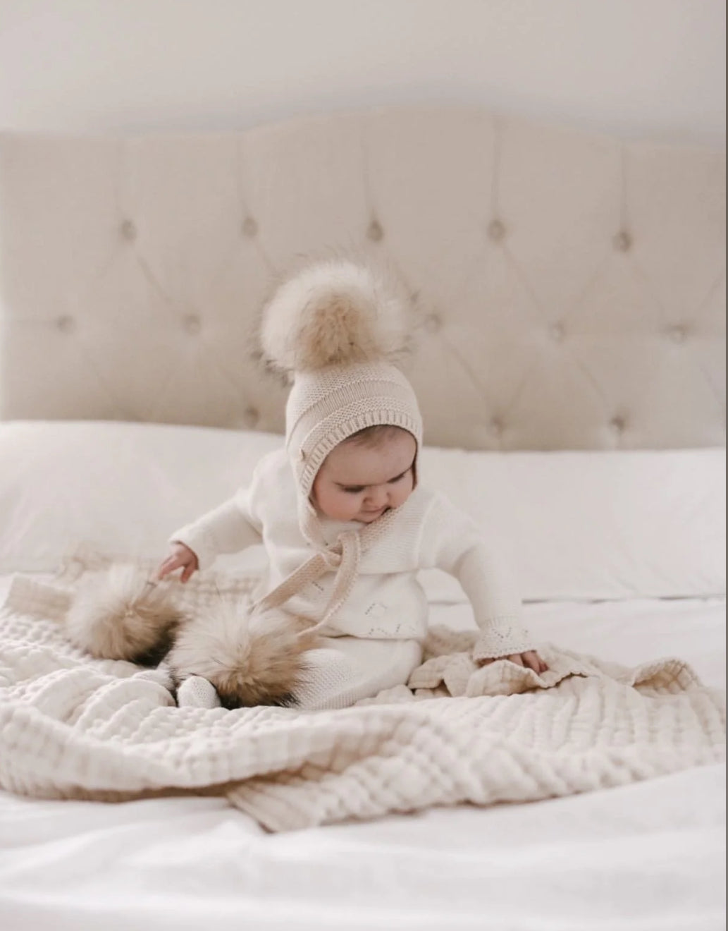 Bonnet Pasha à trois pompons en coton/laine avoine